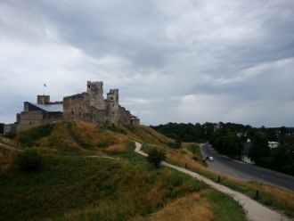 Южная часть двора не застроена. Здесь на