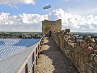 Около ворот имелась башня Рандель, в кот