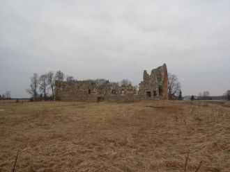 В юго-восточном и северо-западном углах 