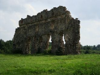 Первоначально было возведено ядро замка 