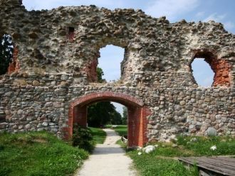 В 15 веке были увеличены высота и толщин