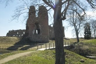 Высота развалин северо-восточной башни с