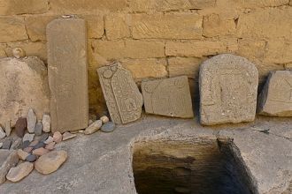 В крепости имеются колодцы, прорытые в с