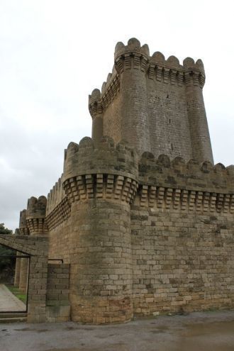 Четырехугольный замок в поселке Мардакян