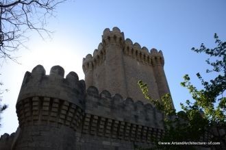 Ко второму этажу лестниц нет и, по-видим