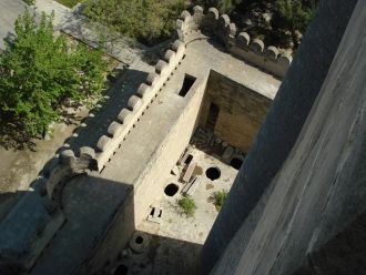 Так, в 1175 году Ширваншах Ахистан I отр