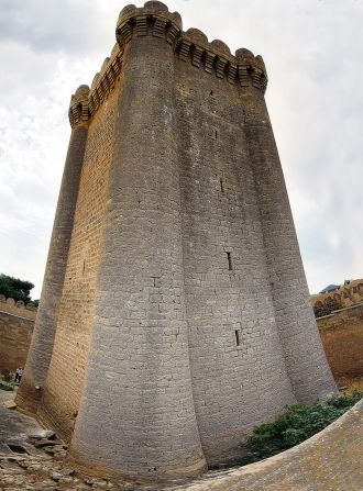Среди сооружений того времени башни и за