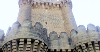 Все они обнесены четырехугольными крепос