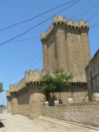 В отличии от одновременных замков Западн