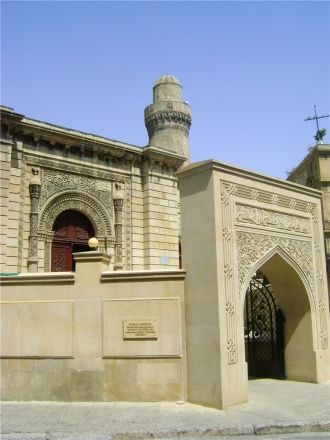 Минарет мечети имеет форму утончающегося