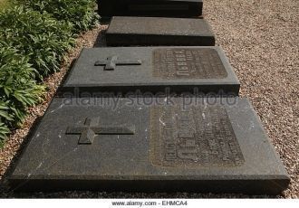 На территории храма находится могила авт