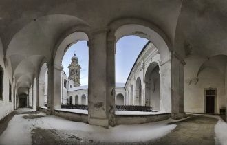 Здесь растянулись врата в виде арок, алл