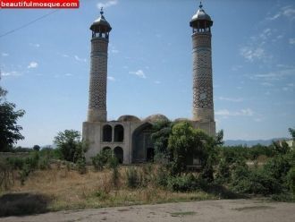 Два прекрасных минарета мечети напоминаю