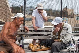 Старики, играющие в настольные игры - об