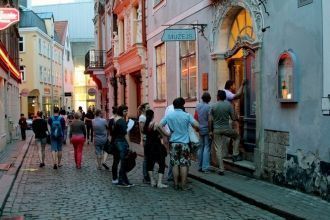 Сегодня напротив замка на берегу Даугавы