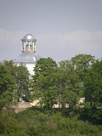 Кстати, в замке можно и перекусить, и на