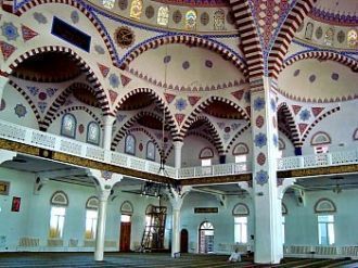 Внутри мечеть Хан-Джами делится двумя ко