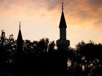 Минареты мечети Джума-Джами вечером.