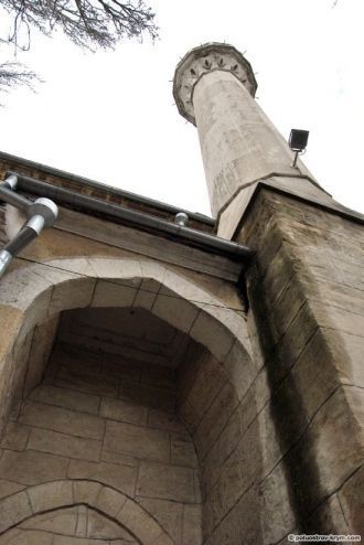 По бокам мечети с восточной и западной с