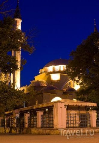 К восточной, северной и западной стенам 