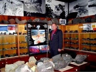 Заведующий научным музеем к.г.-м.н. С.А.