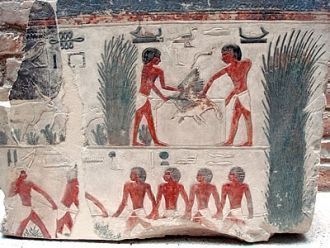 Некоторые барельефы отлично сохранились.