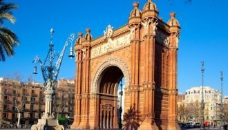 Триумфальная арка в Барселоне  была созд
