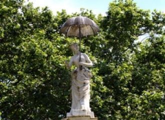 Скульптура «Дама с зонтиком» является ча