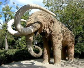 За большое количество скульптур и архите