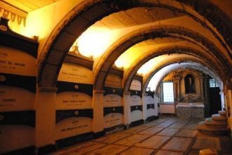 Спуститься в катакомбы можно пройдя чере