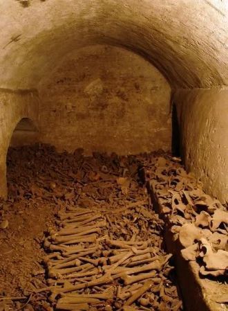 Катакомбы Церкви Сан-Франсишку.  Здесь р