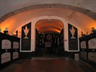 В церковных катакомбах находятся захорон