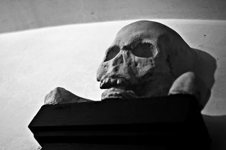 На верхнем ярусе можно увидеть могильные