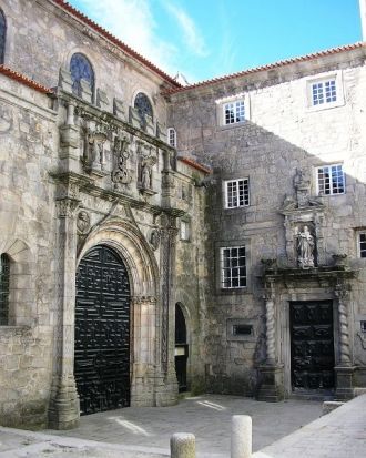 Вход в церковь  Сан-Франсишку. Порту.