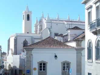 Белоснежная церковь Сан-Франсишку постро