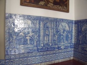 Зал перед входом в капеллу отделан серие