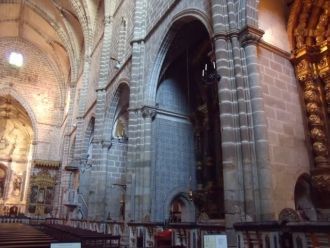 Внутри Церковь Сан-Франсишку отделана де