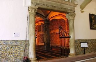 Вход в капеллу Осуш. Церковь Сан-Франсиш