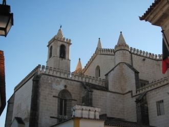 Церковь Сан-Франсишку. Эвора. Вид сбоку 