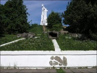 Новый монумент (установленный в 1989 г.)