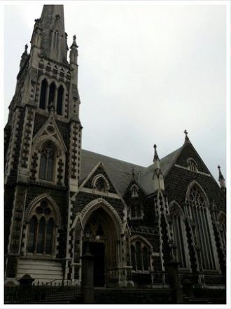 Церковь построена из голубого камня из к