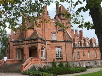 Сочетает элементы неоготики и югендстиля