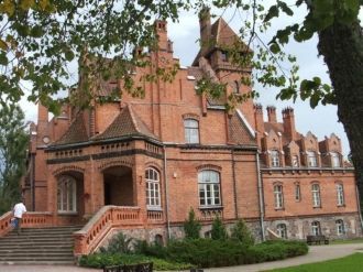 В конюшне устроена гостиница и помещения