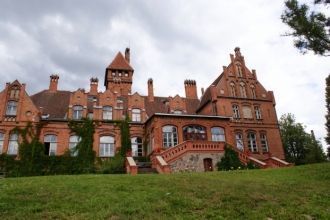 Замок Яунмоку, формы которого объединяют