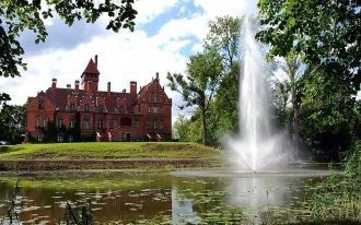 Яунмокский дворец в неоготическом стиле.