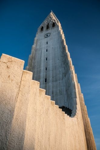 За свою нетрадиционную форму церковь под