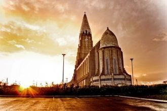 Здесь даже театры порой выступают.