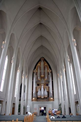 В церкви размещается большой орган, созд