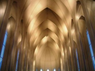 Церковь находится в центре Рейкявика, и 