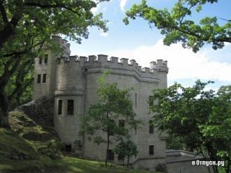 Замок построен в средневековом готическо